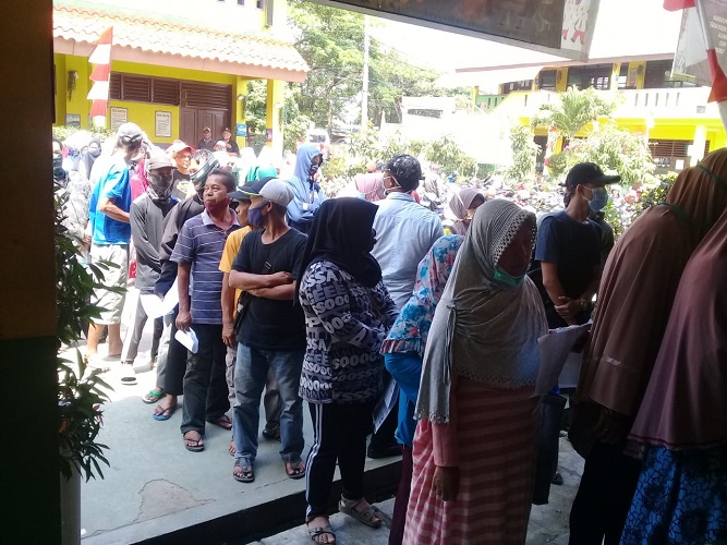 Ada Sebanyak 1384 KPM Desa Karet Menyalurkan BST kemensos Sesuai Protokol Kesehatan