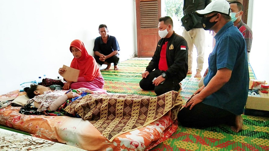 Kasat Reskrim AKP Pandu Winata Santuni Korban Penganiayaan di Rumah Kediaman Korban di Desa Sei Buluh