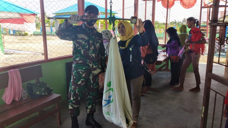 PEDULI DENGAN KESEHATAN, SATGAS PAMTAS RI-PNG YONIF RAIDER 100/PS GELAR KEGIATAN POSYANDU
