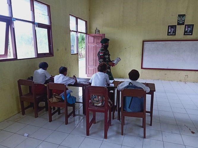 SATGAS YONIF 413 BREMORO MENGAJAR DI SD KRIKU