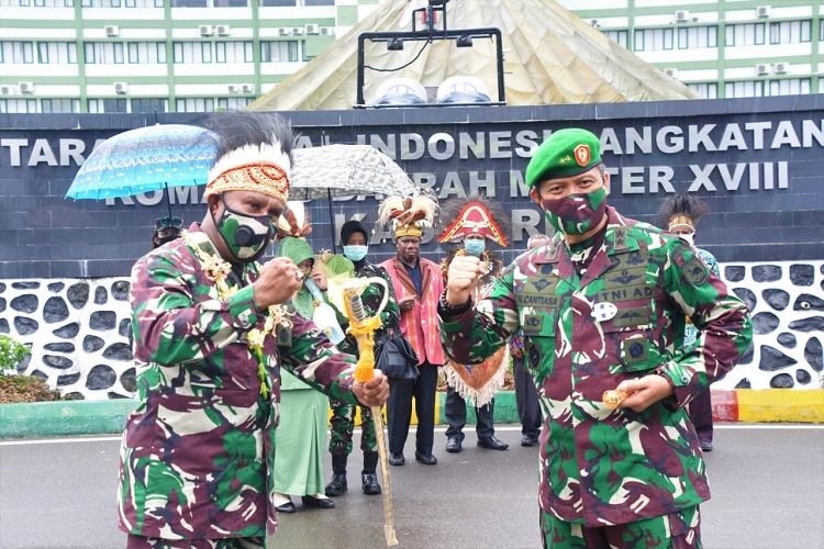Apel Bersama Penyambutan dan Pelepasan Pangdam XVIII/Kasuari