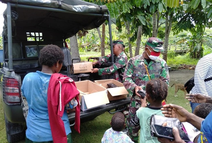 Ceriakan Warga Baburia, Satgas Yonif 413 Bremoro Memberikan Alkitab dan Baju Layak Pakai