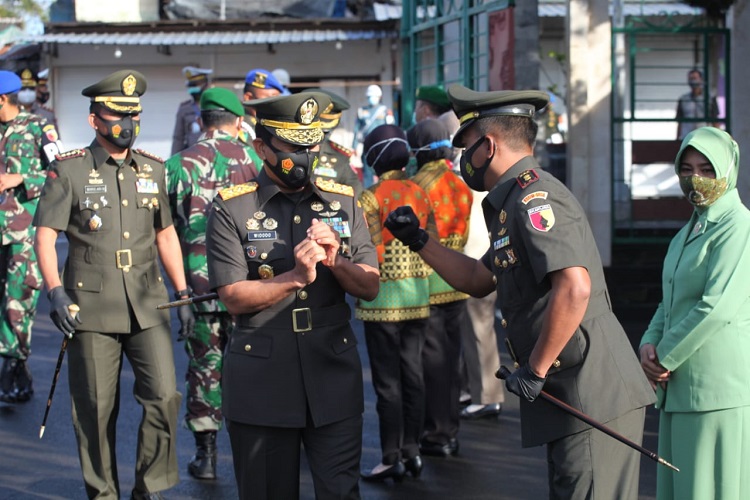 Dandim 0808/Blitar Menyambut Kedatangan Pangdam V/Brawijaya di Kota Blitar