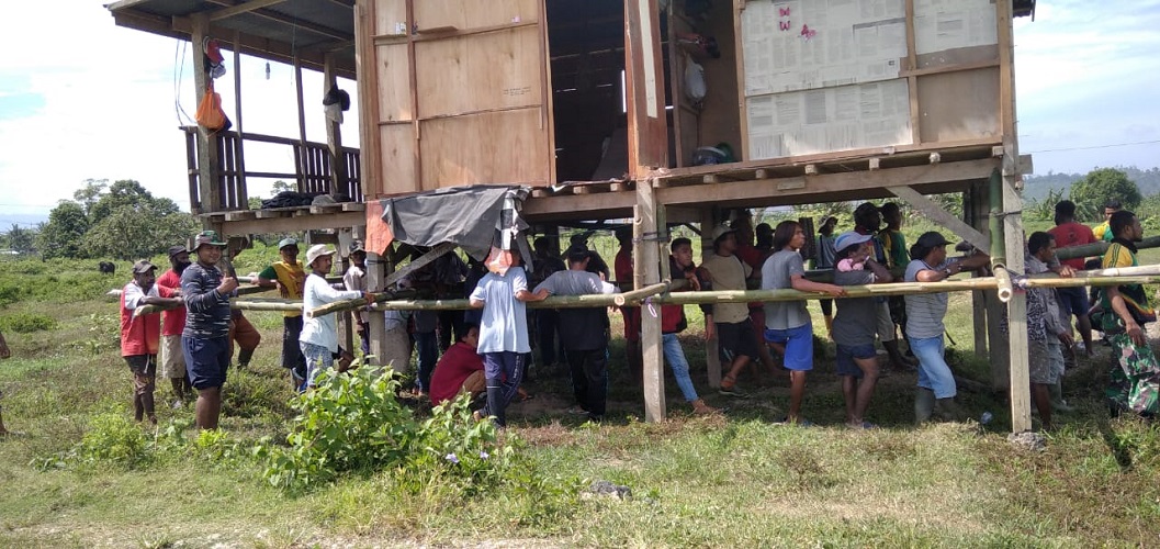 GOTONG ROYONG, SATGAS YONIF 413 BREMORO BERSAMA WARGA MEMBANTU PINDAHKAN RUMAH