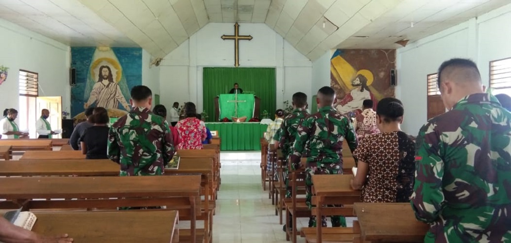 IBADAH MINGGU SATGAS PAMTAS YONIF 312/KH BERSAMA WARGA PERBATASAN