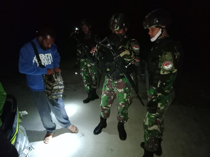 JAMIN KEAMANAN, SATGAS PAMTAS RI-PNG YONIF RAIDER 100/PS ADAKAN SWEEPING KENDARAAN DI PERBATASAN