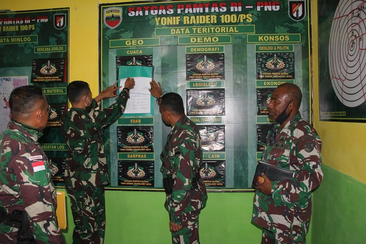 KUNJUNGAN TIM PULDATER STER MABES TNI SATGAS PANTAS RI-PNG YONIF RAIDER 100/PS