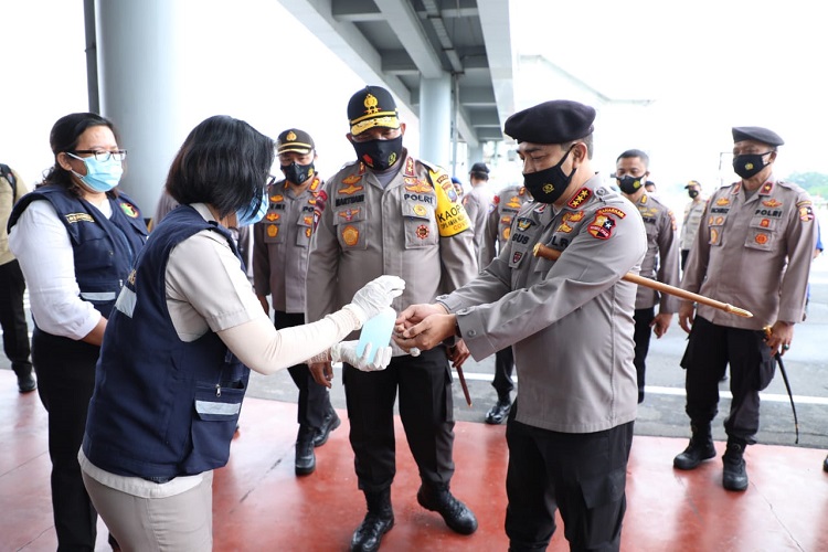 Kapolda Sumut Sambut Kedatangan Kabaharkam Polri di Bandara Kualanamu