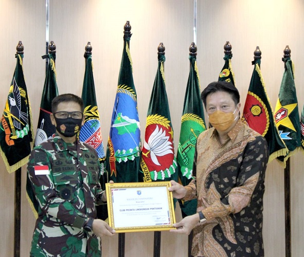 Lestarikan Alam di Kalbar, Kodam XII/Tpr Memberi Penghargaan kepada Komunitas Pecinta Lingkungan