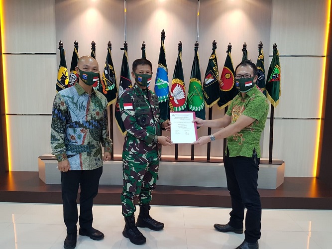 Lindungi Personel Kodam XII/Tpr dari Covid-19, Pangdam Menerima Bantuan Almarkes