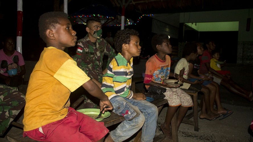 Menikmati Malam Minggu di Perbatasan, Satgas Pamtas Yonif 125/Si’mbisa Ajak Warga Nobar di Pos