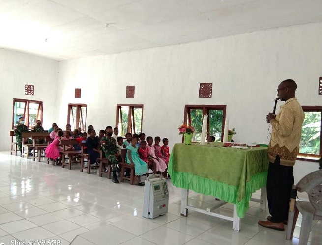 Pererat Tali Kasih, Satgas Yonif 413 Bremoro Menggelar Ibadah Bersama Warga Papua