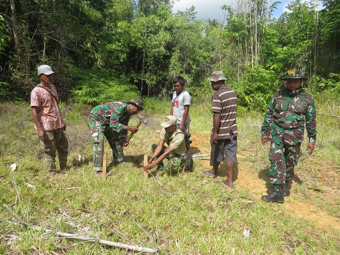 Personel Satgas Bersama Posramil, Babinsa, dan Warga Keroyok Pekerjaan TMMD Kodim 1804/Kaimana
