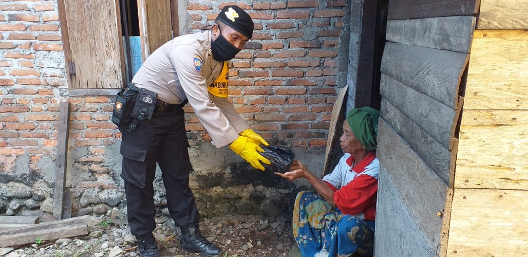 Polres Tapsel Menyalurkan Bantuan Bagi Warga Terdampak Covid-19