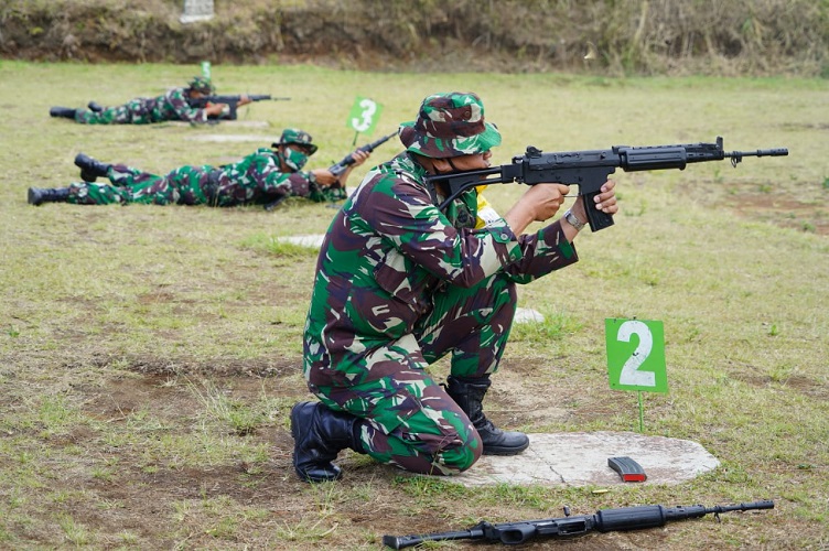 Prajurit Korem 062/Tn Laksanakan Latihan Menembak (Latbakjatri) di Lapbak Yonif R 303/SSM Kostrad