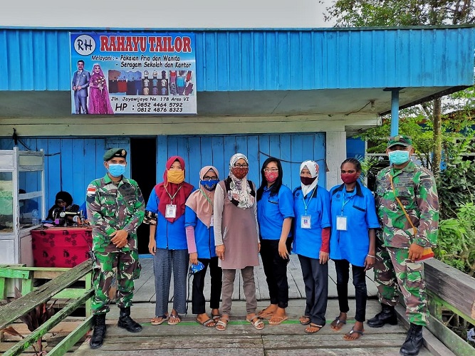 SATGAS YONIF 413 BREMORO MEMBANTU BLK KABUPATEN KEEROM AJARKAN MENJAHIT MASKER