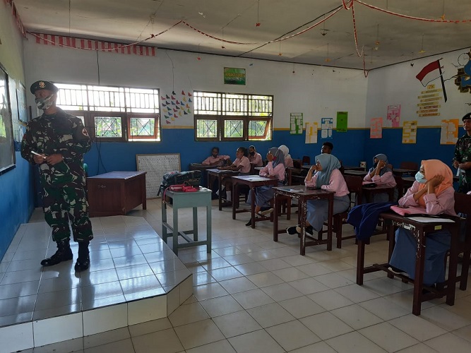 SATGAS YONIF 413 BREMORO MEMBERIKAN PENGETAHUAN KESEHATAN KEPADA SISWA SMA JAYAPURA