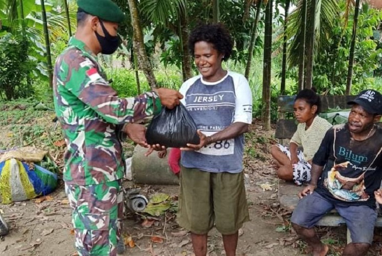 SATGAS YONIF 413 KOSTRAD MEMBERIKAN SEMBAKO KEPADA MASYARAKAT GAMBUT