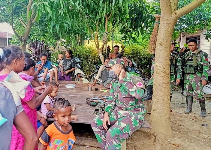 SATGAS YONIF MR 413 KOSTRAD GELAR PENGOBATAN DI KAMPUNG PITEWI