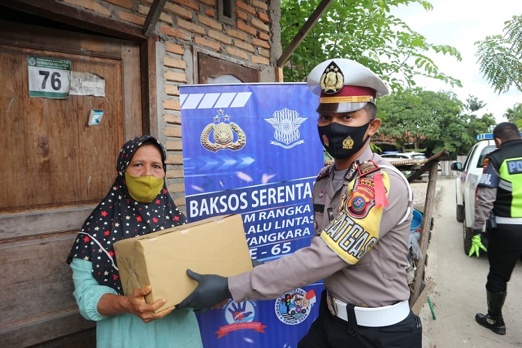 Sambut HUT Lalu Lintas Ke-65, Personil Sat Lantas Polres Madina Memberikan Sembako dan Masker kepada Abang Betor dan Warga Masyarakat