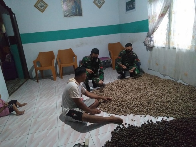Satgas Yonarmed 9 Kostrad Dengarkan Keluh Kesah dari Penjual Buah Pala