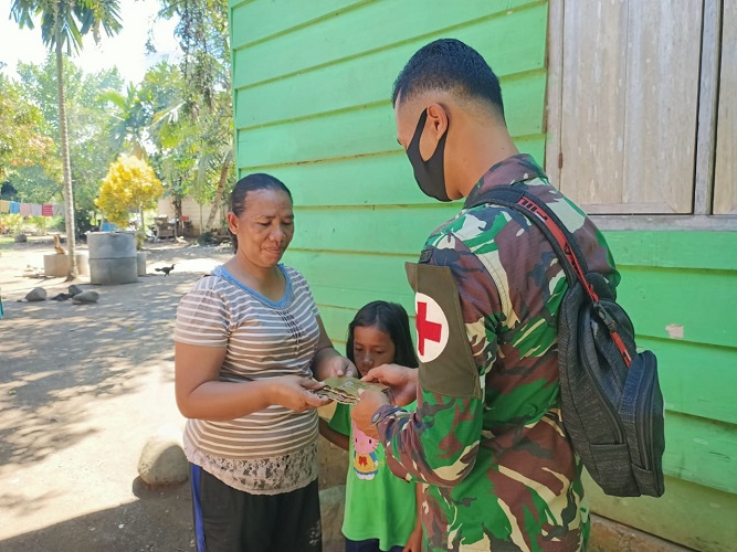 Satgas Yonarmed 9 Kostrad Memberikan Pengobatan dan Pelayanan Kesehatan Keliling di Desa Gamesan