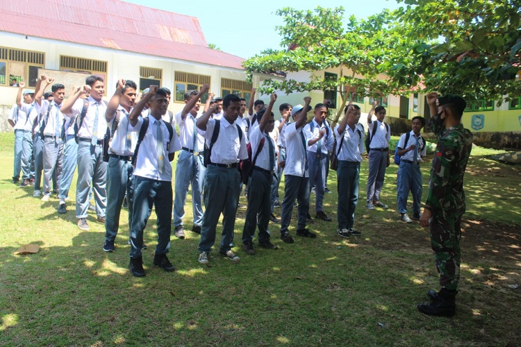 Satgas Yonarmed 9 Kostrad Tanamkan Kedisiplinan di SMA 8 Dama