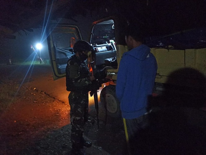 TINGKATKAN PENGAWASAN LINTAS BATAS, SATGAS YONIF RAIDER 100/PS MENGGELAR SWEEPING DI MALAM HARI