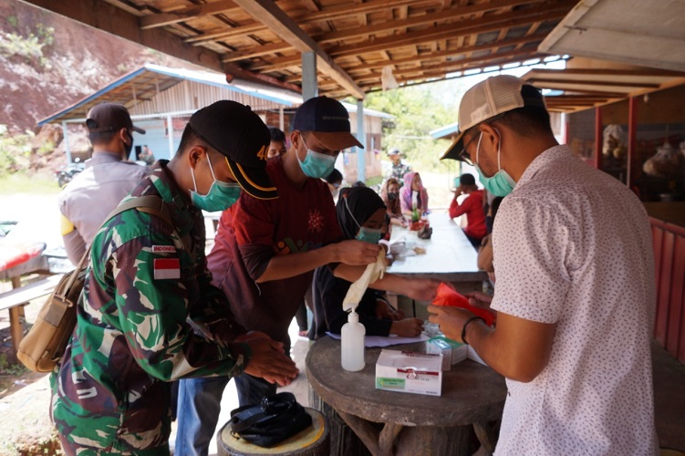 TNI-Polri dan Dinas Kesehatan Sosialisasikan Protokol Kesehatan di Perbatasan untuk Menekan Lajunya Penyebaran Covid-19