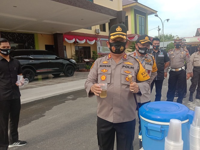 Untuk Meningkatkan Imun Tubuh, Kapolres Batu Bara Bagikan Minuman Herbal kepada Anggota Personi