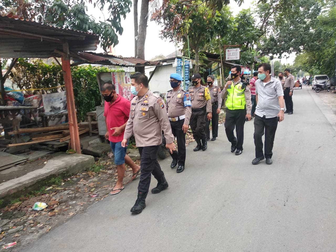 Polsek Medan Helvetia Berikan Bantuan kepada Keluarga Korban Kebakaran di Jalan Perkutut No. 38 Helvetia Tengah