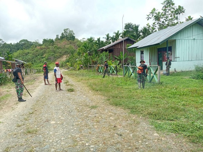 TINGKATKAN KEBERSIHAN KAMPUNG, SATGAS YONIF RAIDER 100/PS POS KALILAPAR MELAKSANAKAN KARYA BAKTI