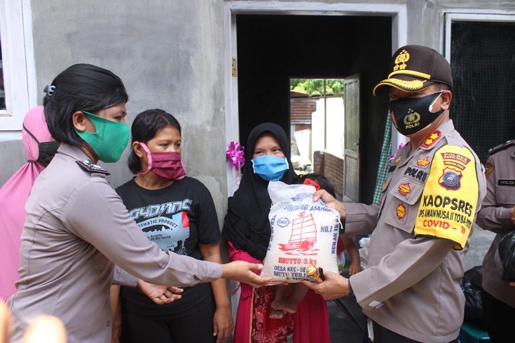 2 Unit Rumah Warga, Kapolres Sergai Membagikan 10 Sembako kepada Masyarakat