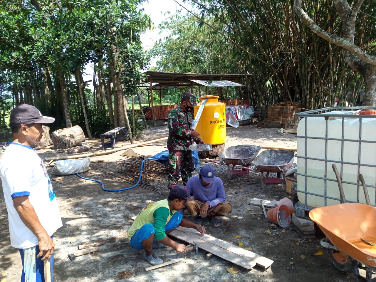 Babinsa Serka Yuda Koramil 0808/02 Garum Membantu Pembuatan Musholla An Nur