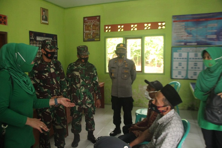 DANDIM 0612/TASIKMALAYA DAN KETUA PERSIT KCK CAB XXIII/TASIKMALAYA KUNJUNGI KORBAN BENCANA ALAM