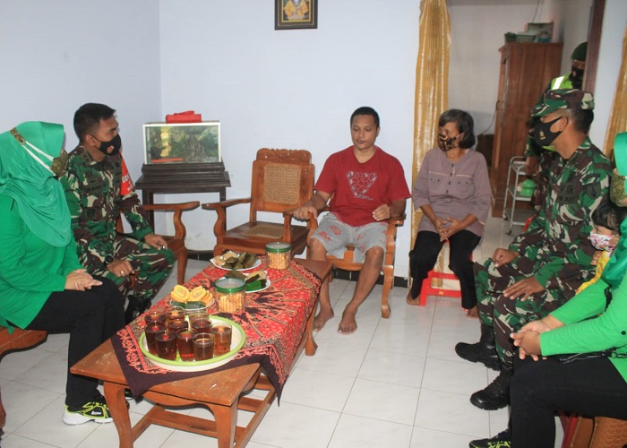 Dandim 0808/Blitar Memberikan Motivasi dan Semangat untuk Anggota yang Sakit