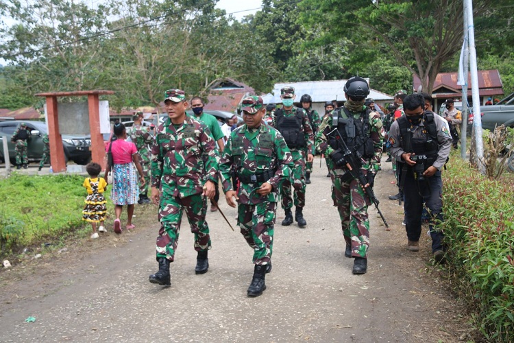 Dansatgas Pamtas RI-PNG Yonif Raider 100/PS Mendampingi Dankolakops Rem 172/PWY dalam Perayaan Pentahbisan 4 Imam Baru