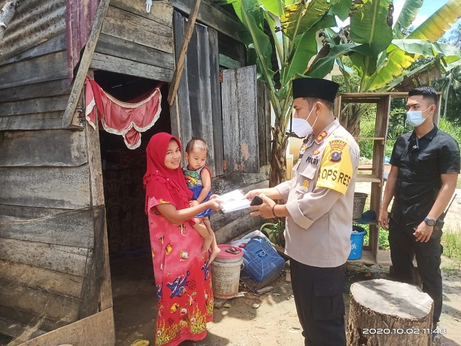 Jum'at Barokah Ditengah Pandemi Covid-19, Kapolres Madina Membantu Keluarga yang Kurang Mampu di Panyabungan