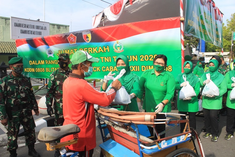 Jumat Berkah Tukang Becak Diperhatikan oleh Kodim 0808/Blitar