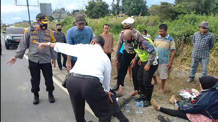 Kapolres Tapsel Cepat Tanggap dan Menolong Langsung Korban Kecelakaan di Jalinsum Sipirok