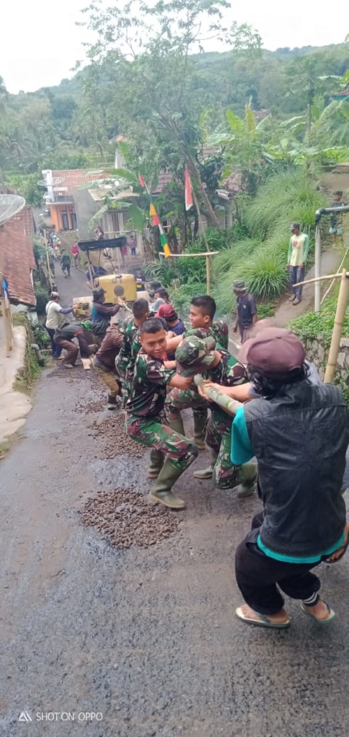 Kebersamaan Warga dan Satgas TMMD ke-109 Kodim 0612 Tasikmalaya Saat Menarik Alat Berat