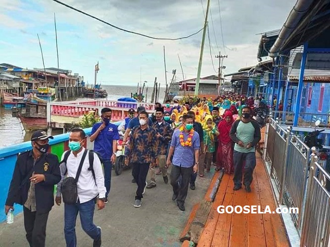 Kedatangan Calon Bupati Rohil Afrizal Sintong ke Panipahan Disambut Meriah Para Pendukungnya