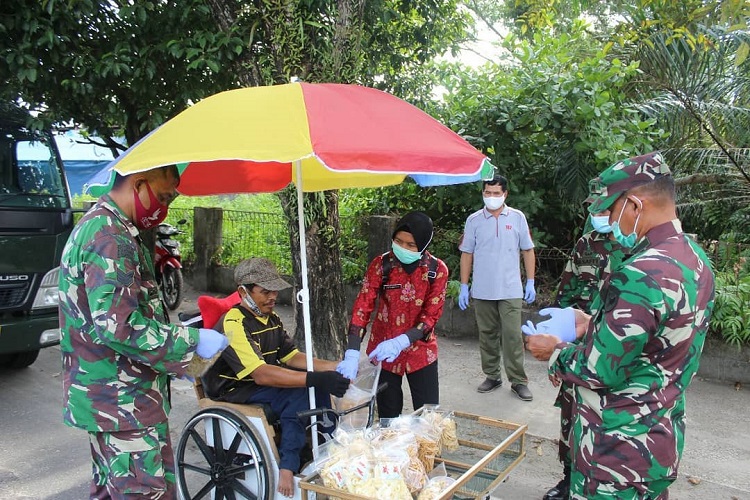 Kodim Palangka Raya Memberikan Bantuan Sembako kepada Penyandang Disabilitas