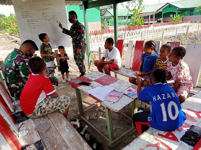 Konsisten Tingkatkan Kualitas Belajar, Satgas Yonif Raider 100/PS Pos Yamara Gelar Bimbingan Belajar