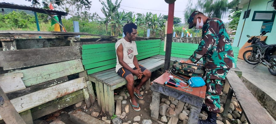 Masyarakat Perbatasan, Percayakan Satgas Yonif Raider 100/PS Pos Waris dalam Berikan Pengobatan