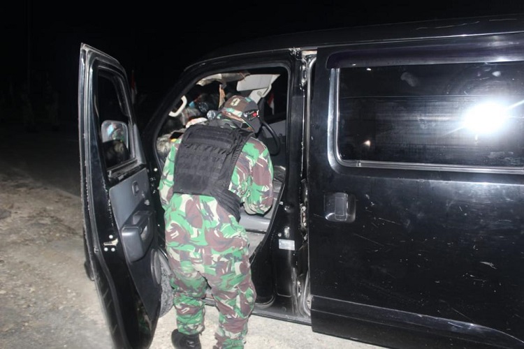 PENJAGA KEAMANAN, SATGAS YONIF MR 413/BRM TANGKAP GANJA SEBANYAK 14 KANTONG