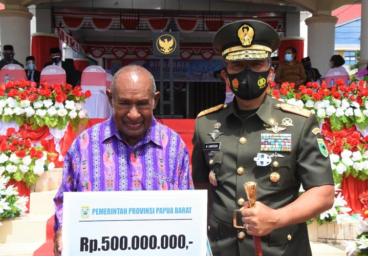 Pangdam XVIII/Kasuari Menghadiri Upacara Peringatan HUT ke-21 Provinsi Papua Barat