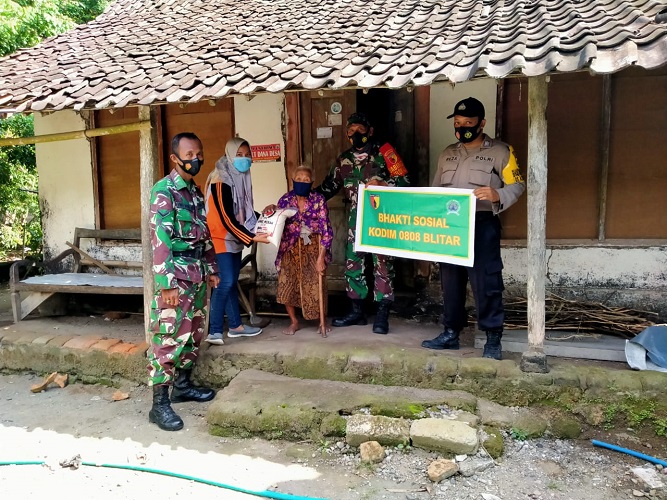 Peringati HUT TNI ke-75, Kodim 0808/Blitar Menggelar Baksos Bagi Warga Tak Mampu