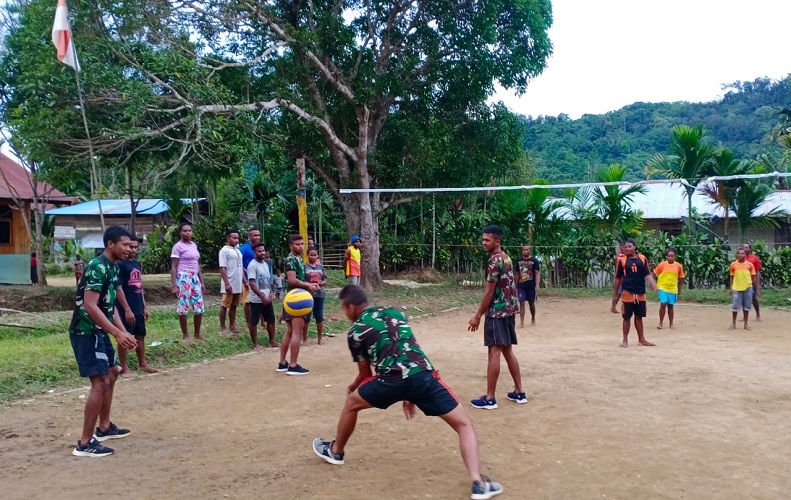 Pos Iwur Satgas Pamtas Yonif 312/Kh Mengajak Warga Olahraga Bersama di Perbatasan