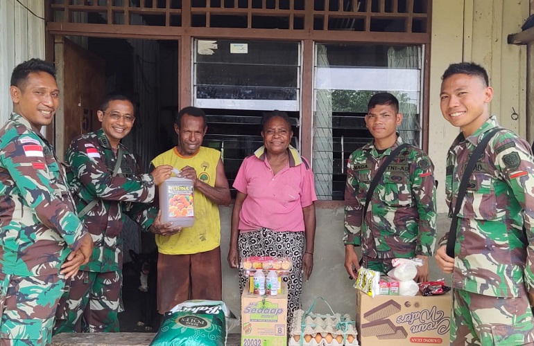 Rayakan HUT TNI ke-75, Satgas Pamtas Yonif 312/KH Memberikan Bantuan Sembako kepada Tokoh Agama di Perbatasan